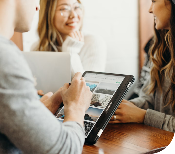 People gathered around a tablet | Offshore Outsourcing | Parallel Outsourcing
