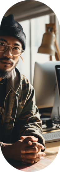 Man in beanie and glasses, with computer in background | It Outsourcing | Parallel Outsourcing